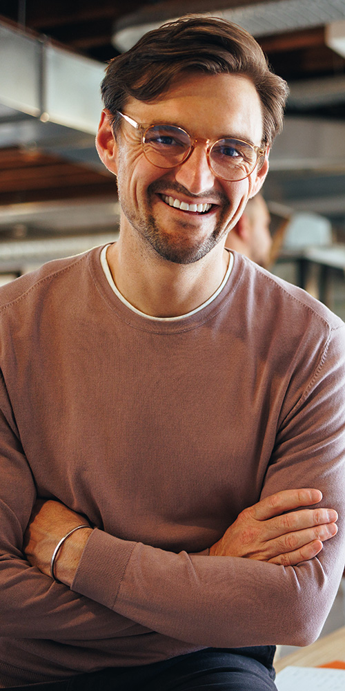 Ein lächelnder Mann