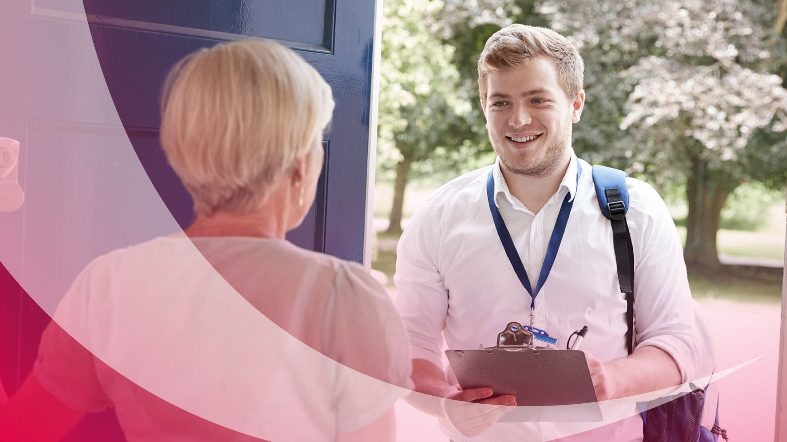 Ein Handelsvertreter wird von einer älteren Dame an der Haustür empfangen