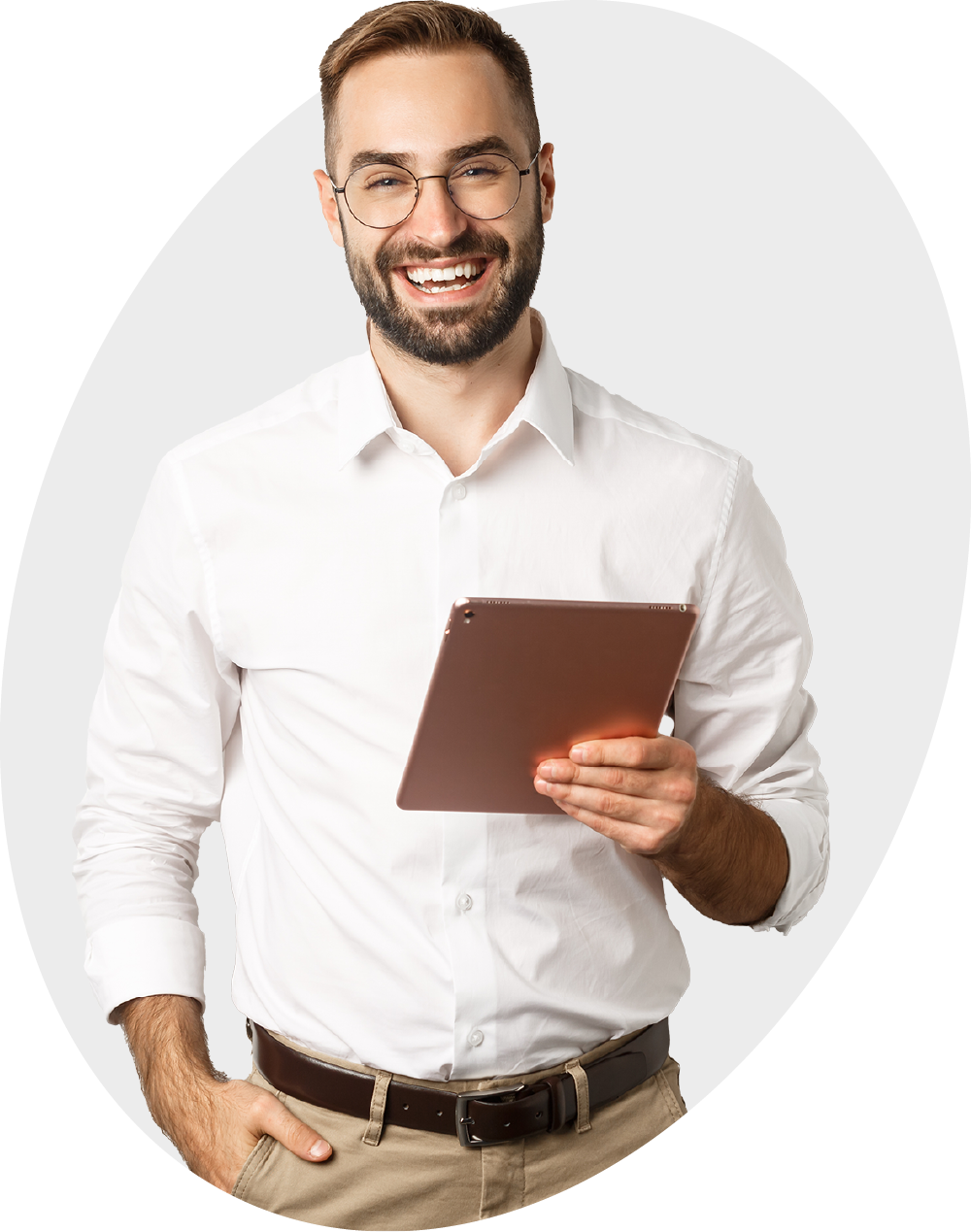 Ein lächelnder Mann mit Tablet in der Hand